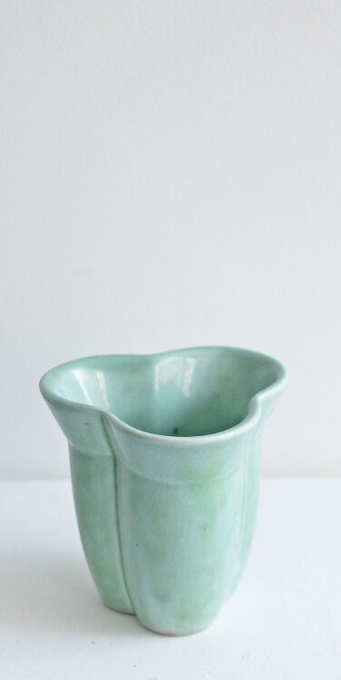 Werner Gothein, Steingutfabrik Velten-Vordamm - Türkise Vase, dreipassig - Um 1927 - Keramik, handbemalt